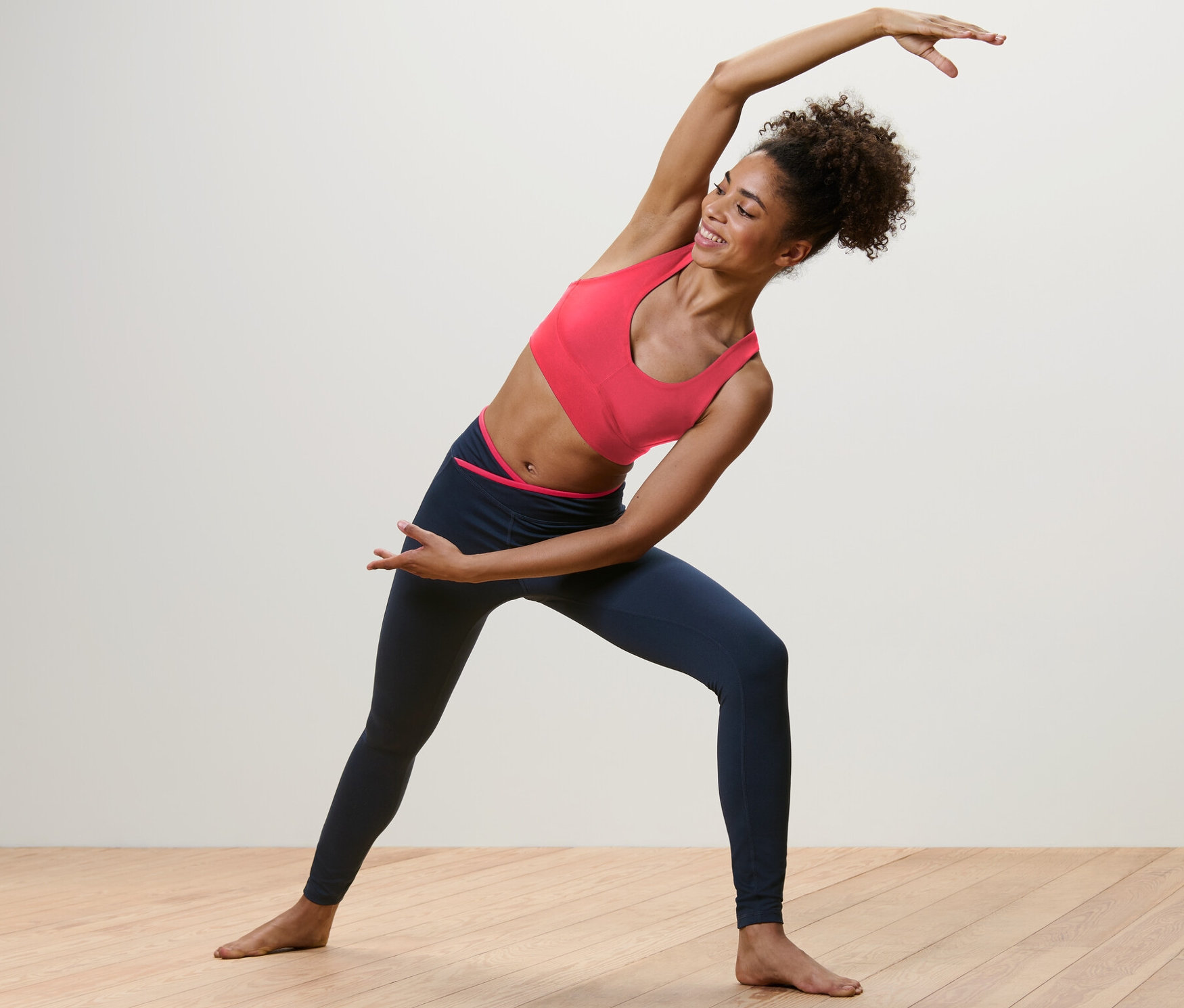 Kadın spor tayt ile esniyor.