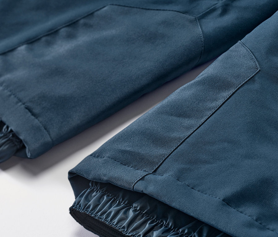 Lacivert kayak ve snowboard pantolonunun detayı.