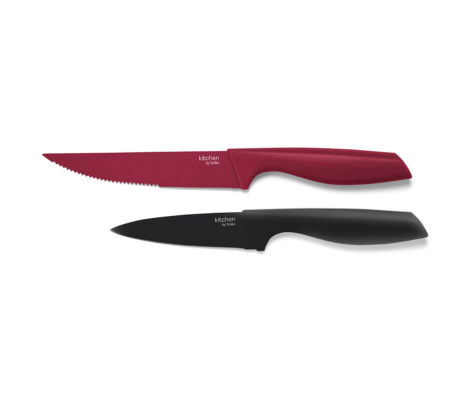 İki adet mutfak bıçağı: biri kırmızı tırtıklı diğeri siyah.