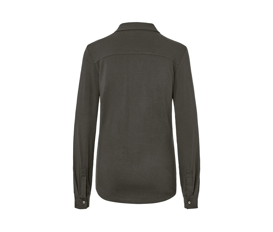 Düğmeli bluzun arka detay görünümü.