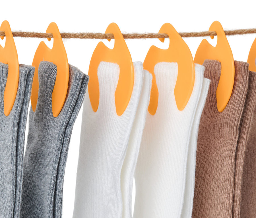 Çoraplar, 20 adet çorap klipsi ile çamaşır ipine asılıdır.