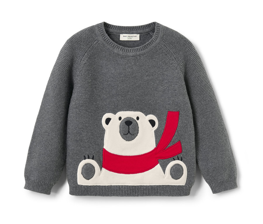 Gri renkte, kutup ayısı aplikeli ve kırmızı atkılı çocuk örgü kazak.