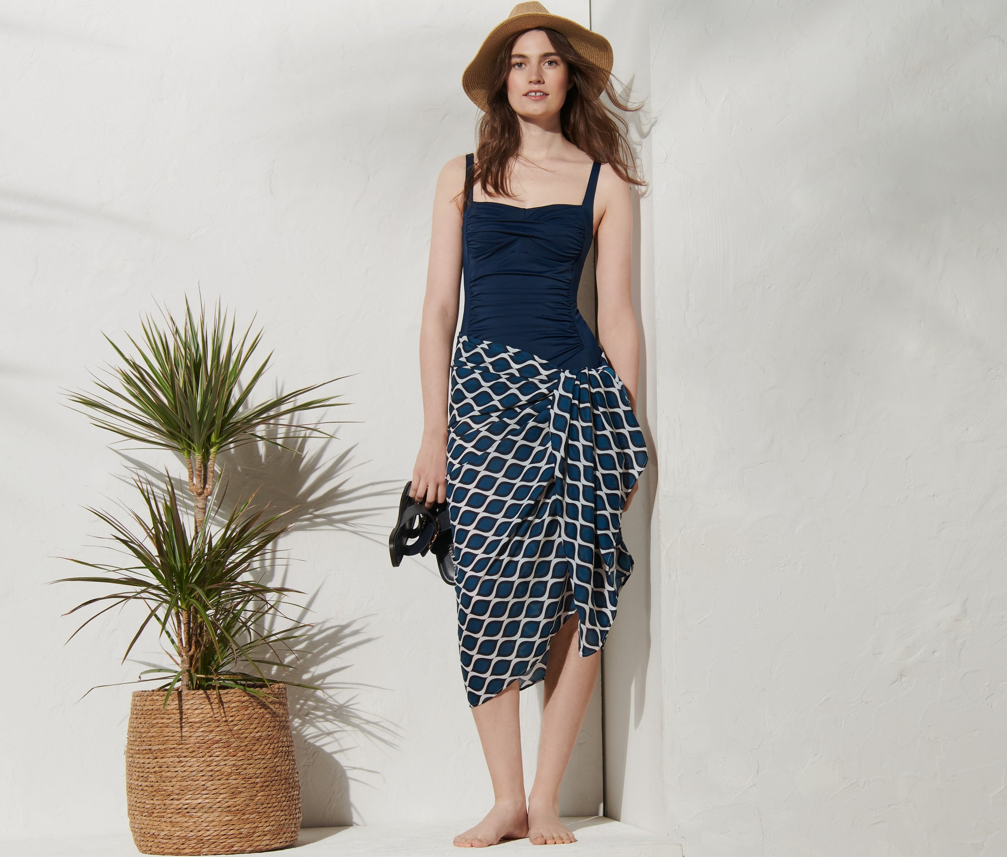 Mavi mayolu ve desenli Çok Fonksiyonlu Kumaşlı kadın.