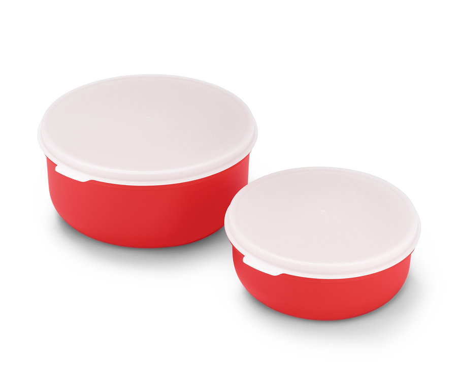 Beyaz kapaklı iki kırmızı kase.