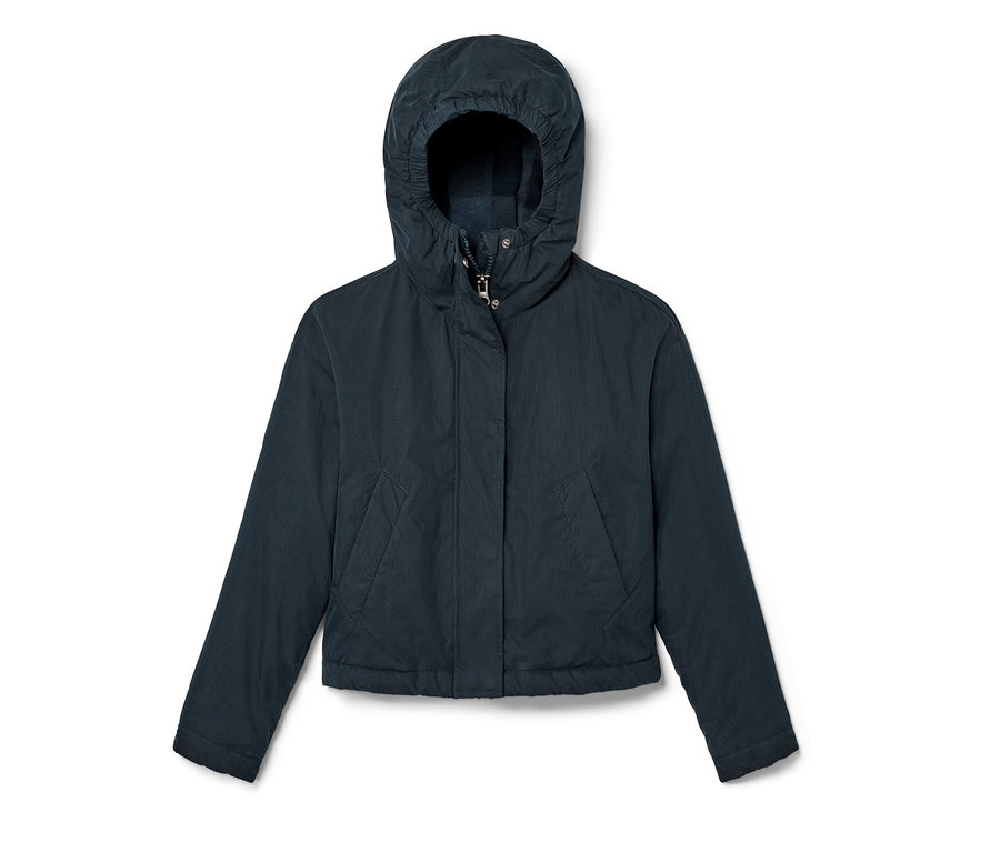 Beyaz arka planda kapüşonlu lacivert çocuk mevsimlik ceket.