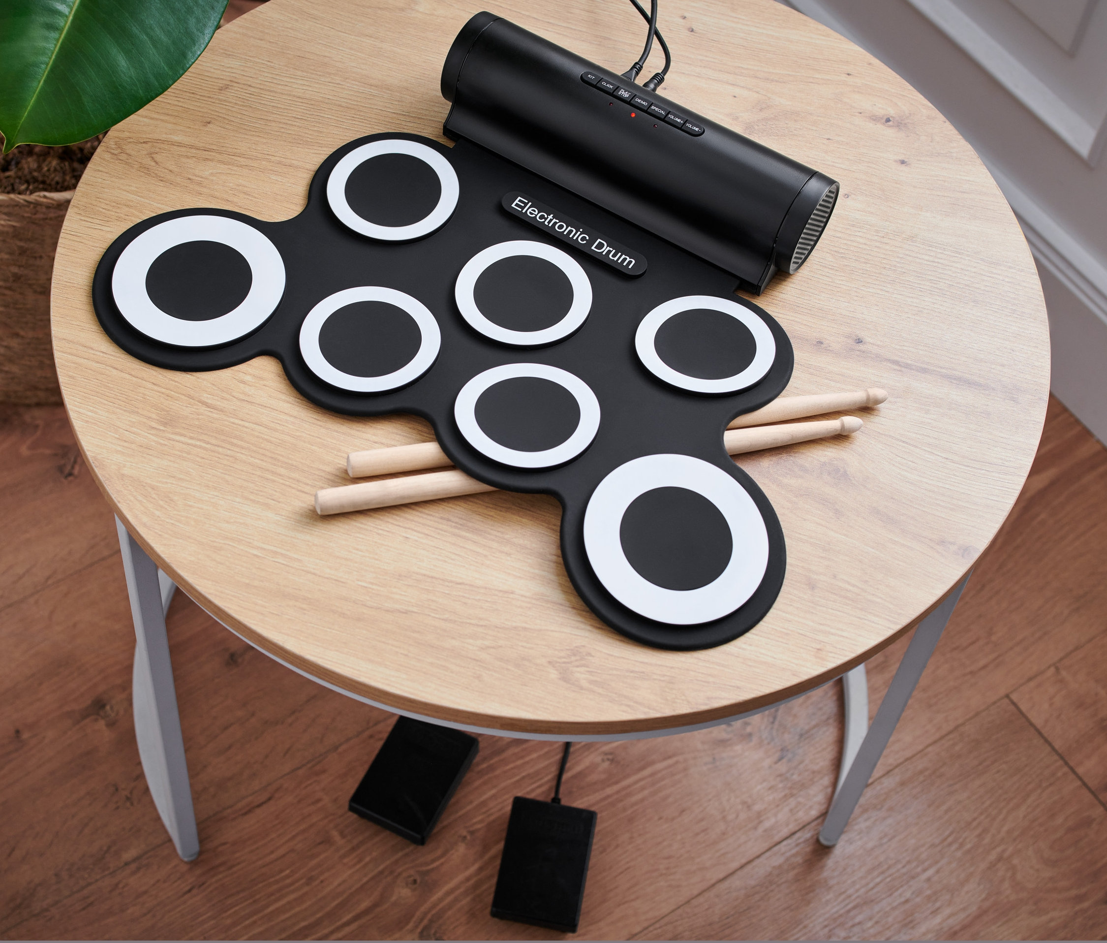 Bir masanın üzerinde elektronik davul seti.