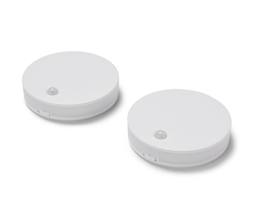 Beyaz yüzey üzerinde duran 2 adet çok fonksiyonlu LED lamba.