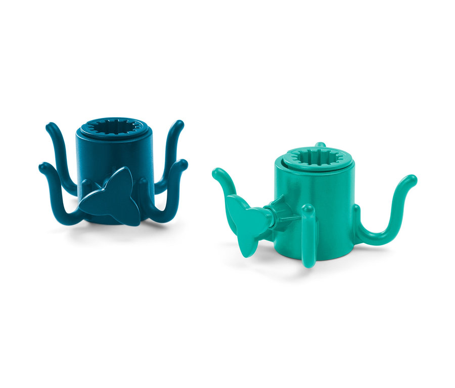 Beyaz bir arka plan üzerinde duran, biri mavi diğeri yeşil iki adet güneş şemsiyesi askısı.