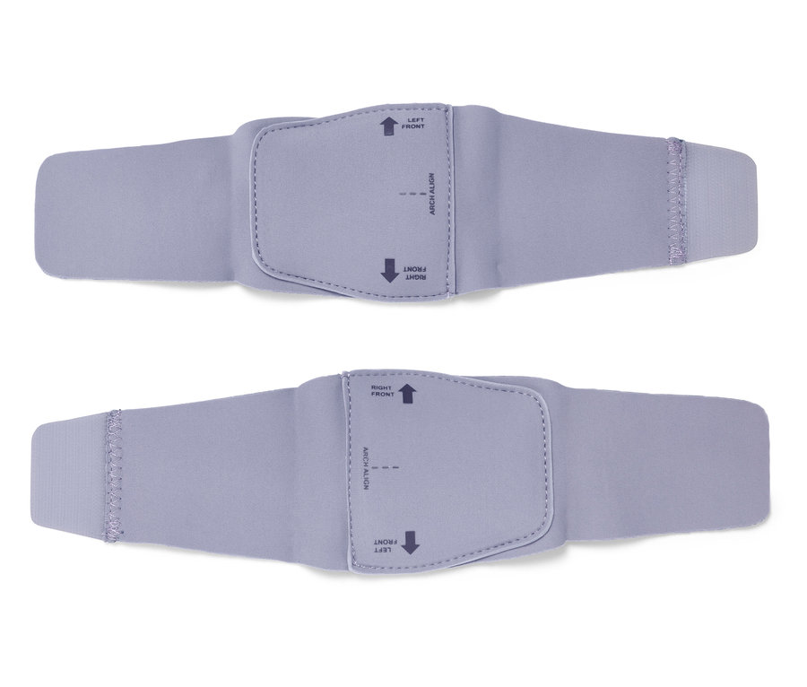 Beyaz bir arka plan üzerinde yukarıdan görülen iki açık mor, ayarlanabilir bant.