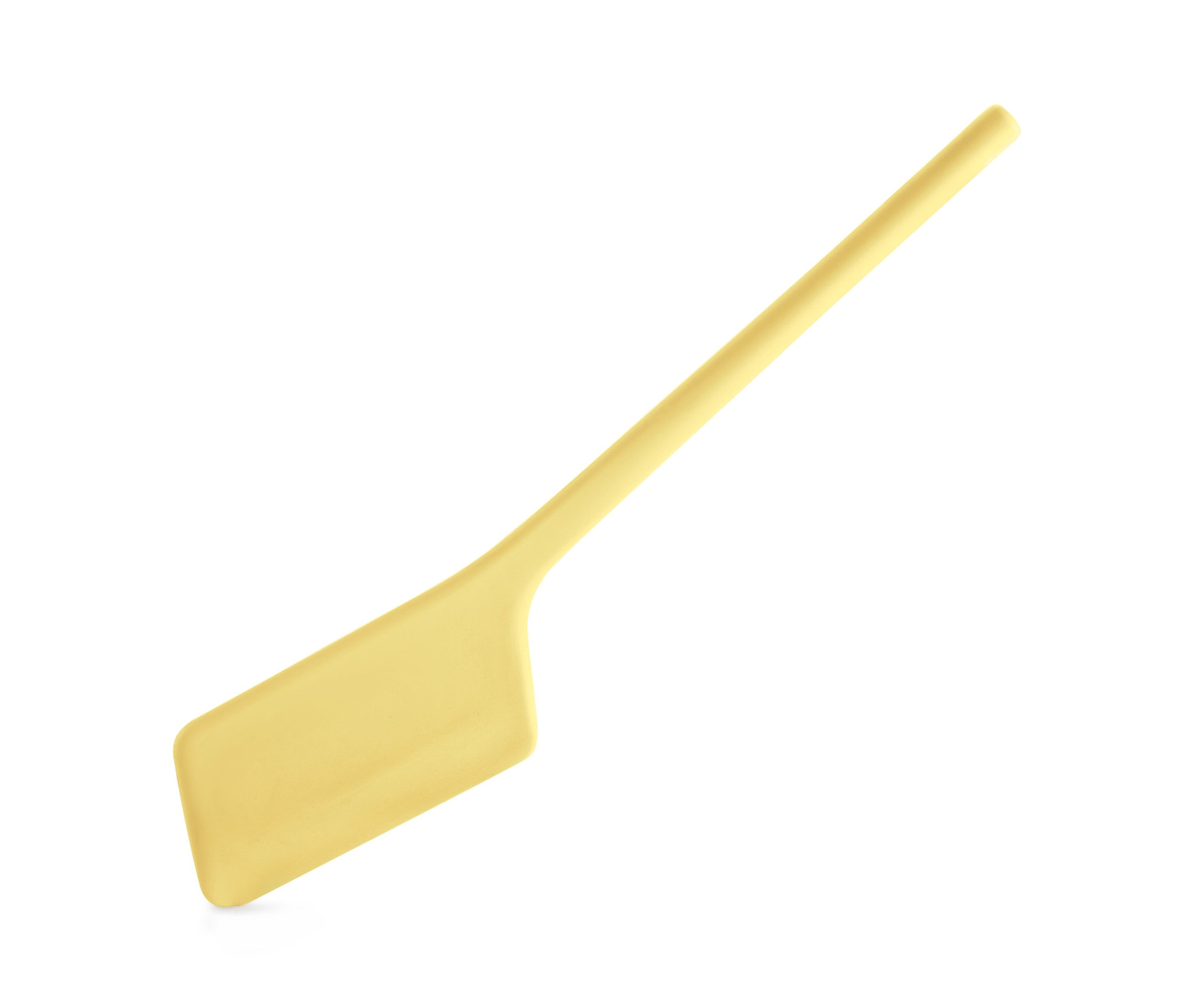 Beyaz arka planda sarı yumurta ve pankek spatulası.