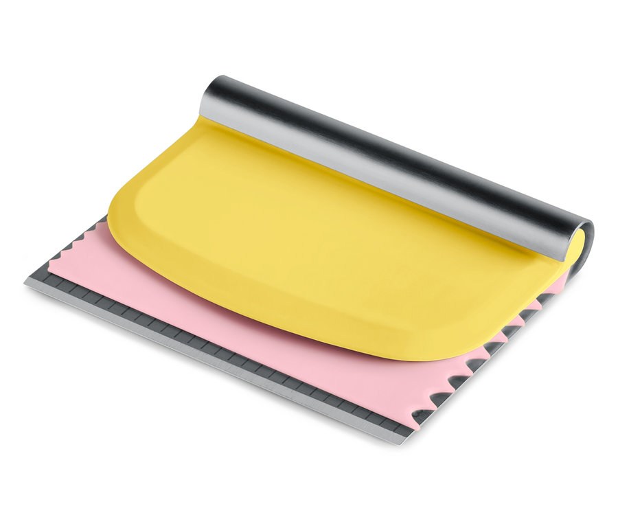 Pembe tırtıklı kenarlı ve gümüş saplı sarı renkli hamur kazıyıcı.