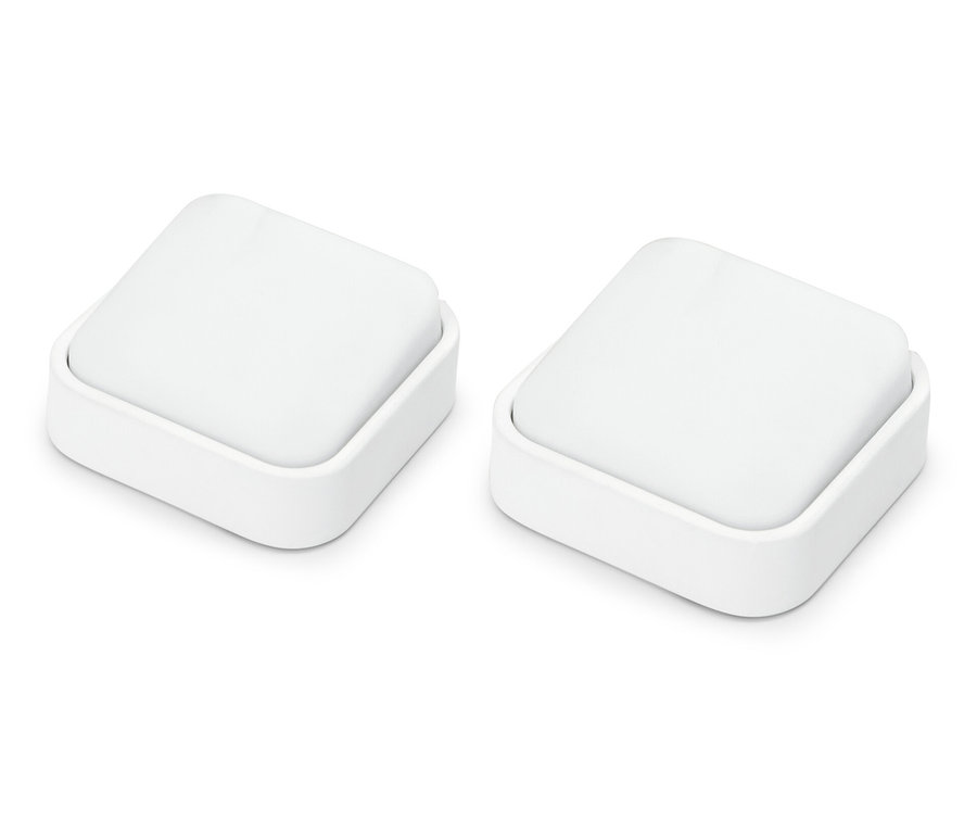 İki adet beyaz, kare mücevher sergileme standı.