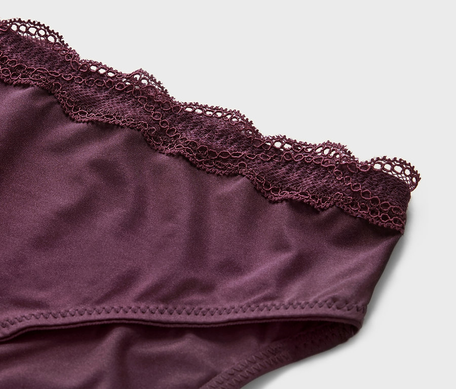Dantelli, mor renkli 5 Slip Külot detayı.