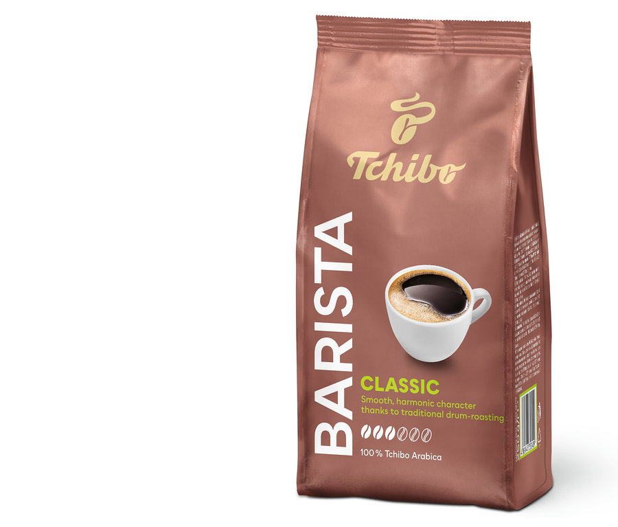 Bir paket Tchibo Barista Classic öğütülmüş kahve ve bir fincan kahve.