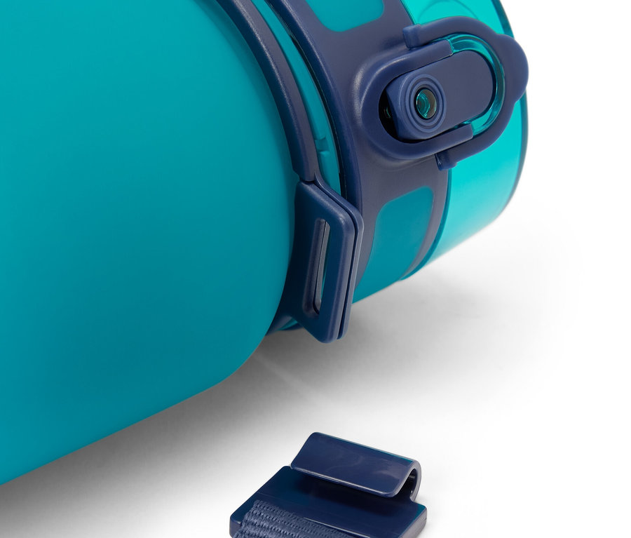 Beyaz arka planda soğutma akülü, mavi kayışlı, mavi-yeşil su matarası yakın çekimi.