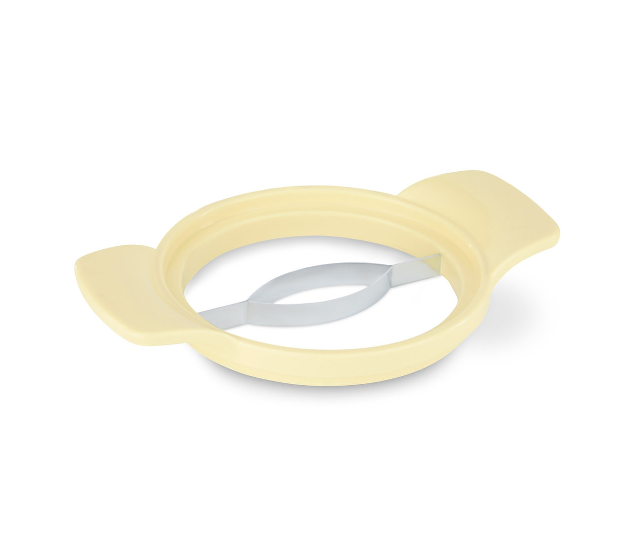 Ortasında gümüş rengi bıçak bulunan krem renkli, dairesel çerçeveli 3'ü 1 arada meyve kesicinin yakın çekimi.