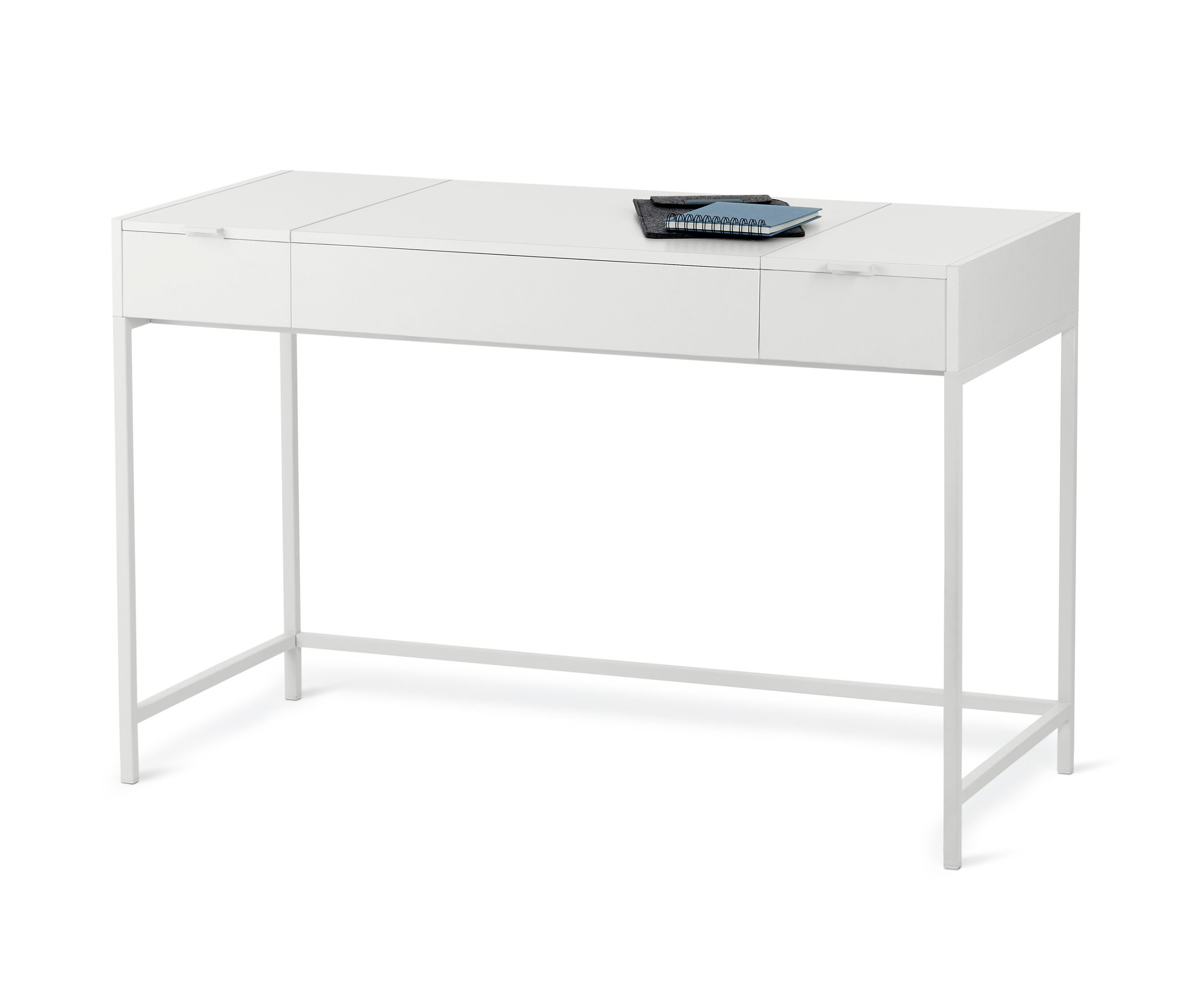 Üzerinde siyah bir not defteri bulunan, modern tasarımlı beyaz bir konsol sehpa.