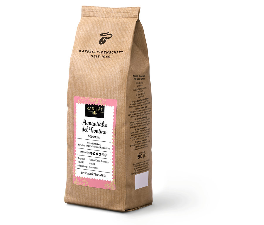 Beyaz bir arka plan üzerinde bir paket Manantiales del Frontino Colombia kahvesi.