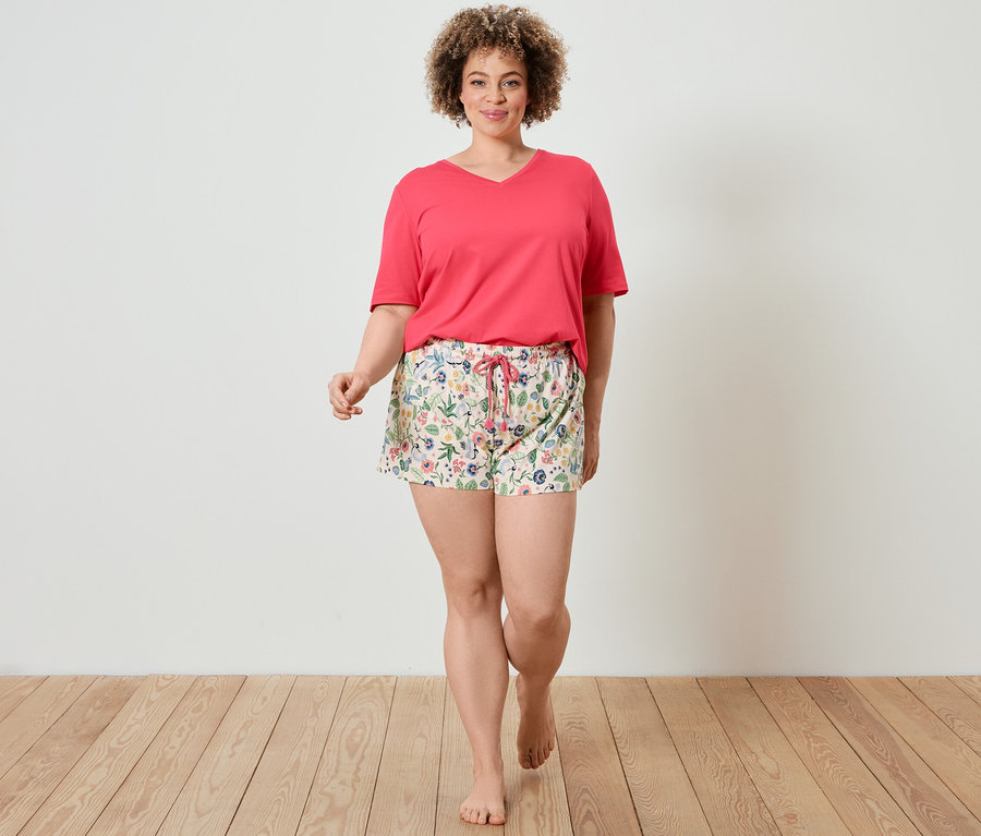 Kadın yürüyor ve Şortlu Pijama Takımı giyiyor.