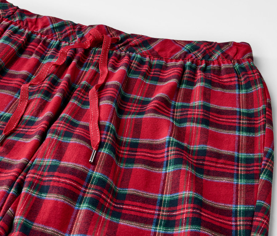Büzgülü belli kırmızı ekose pijama altı detayı.