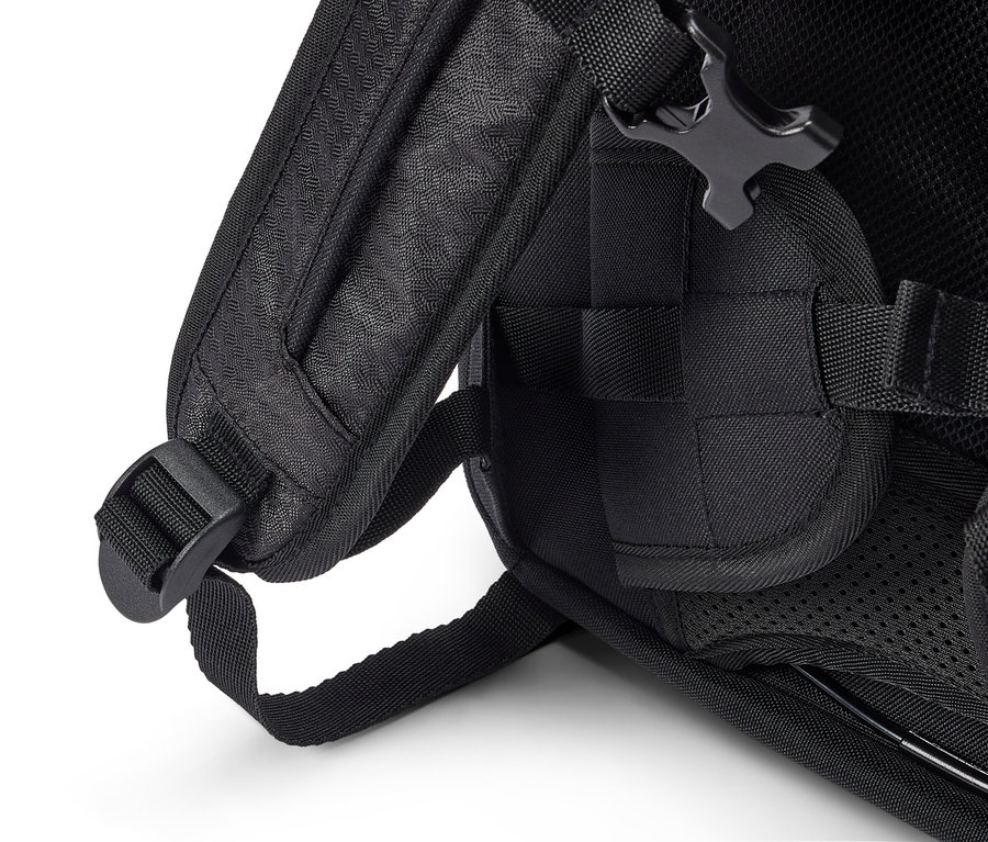 Siyah bir sırt çantasının omuz askıları ve yan kayışının yakın çekimi.