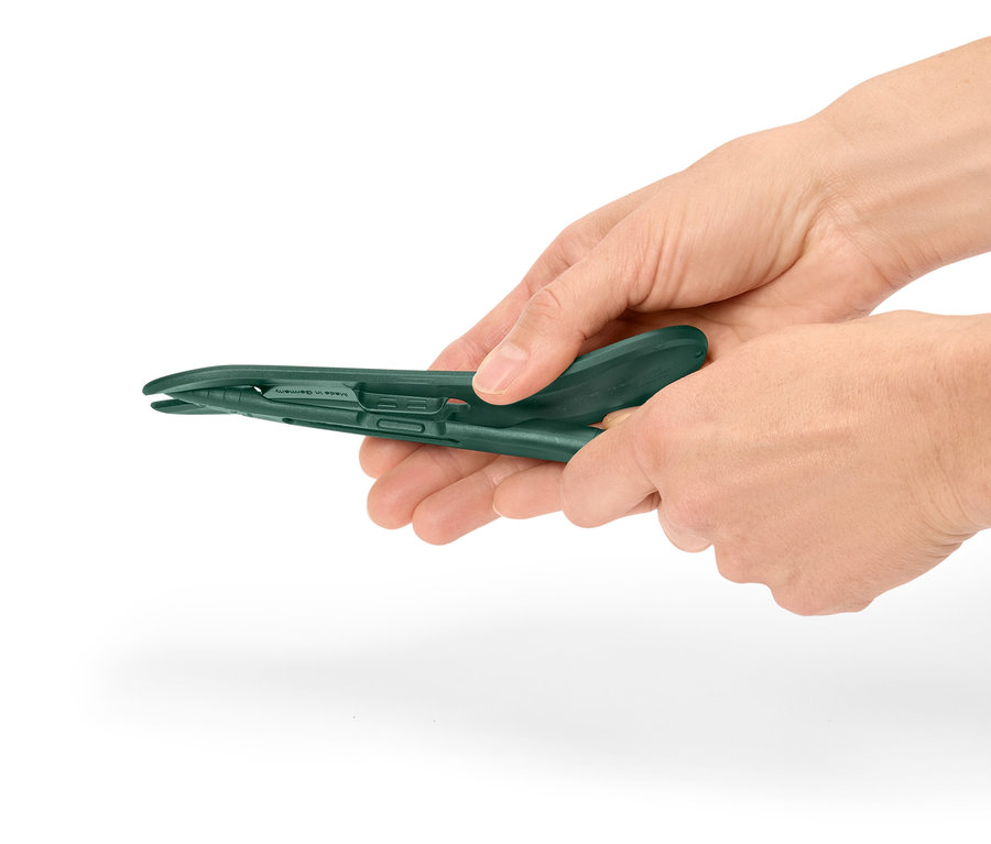 Eller yeşil plastik bir pense tutuyor.