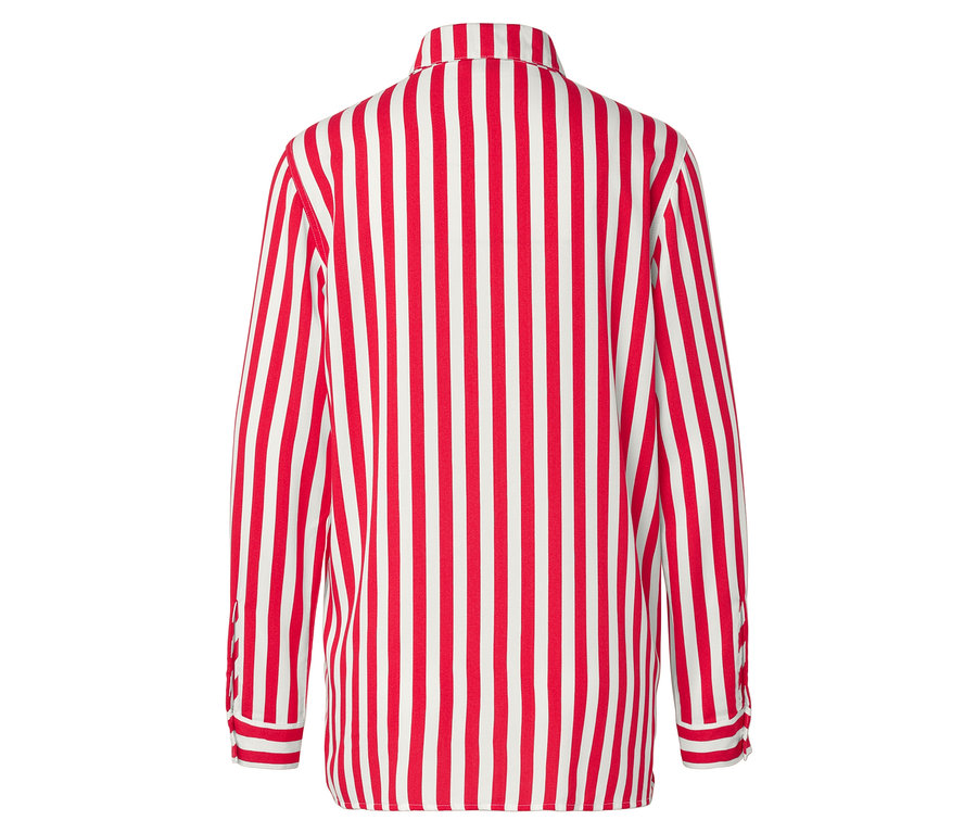 Kırmızı ve beyaz çizgili, uzun kollu bir gömleğin arka görünümü.
