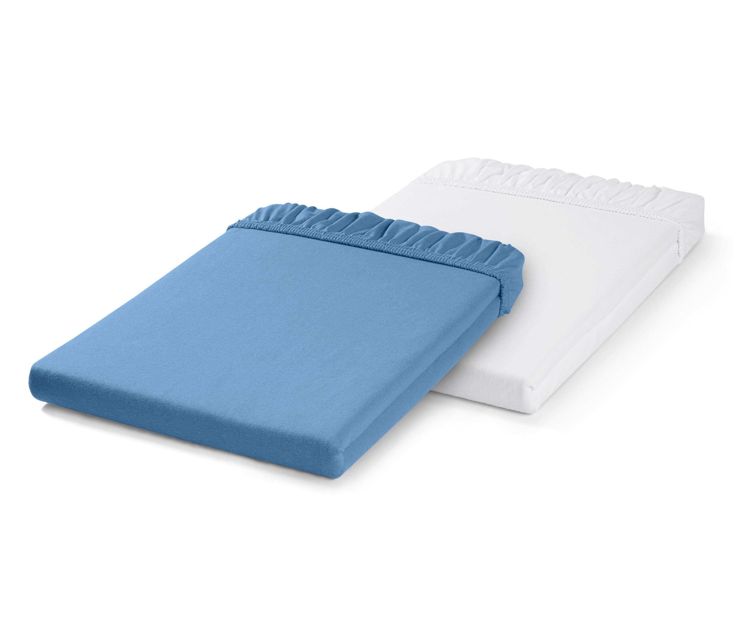 İki adet lastikli çocuk çarşafı, biri mavi diğeri beyaz, üst üste duruyor.