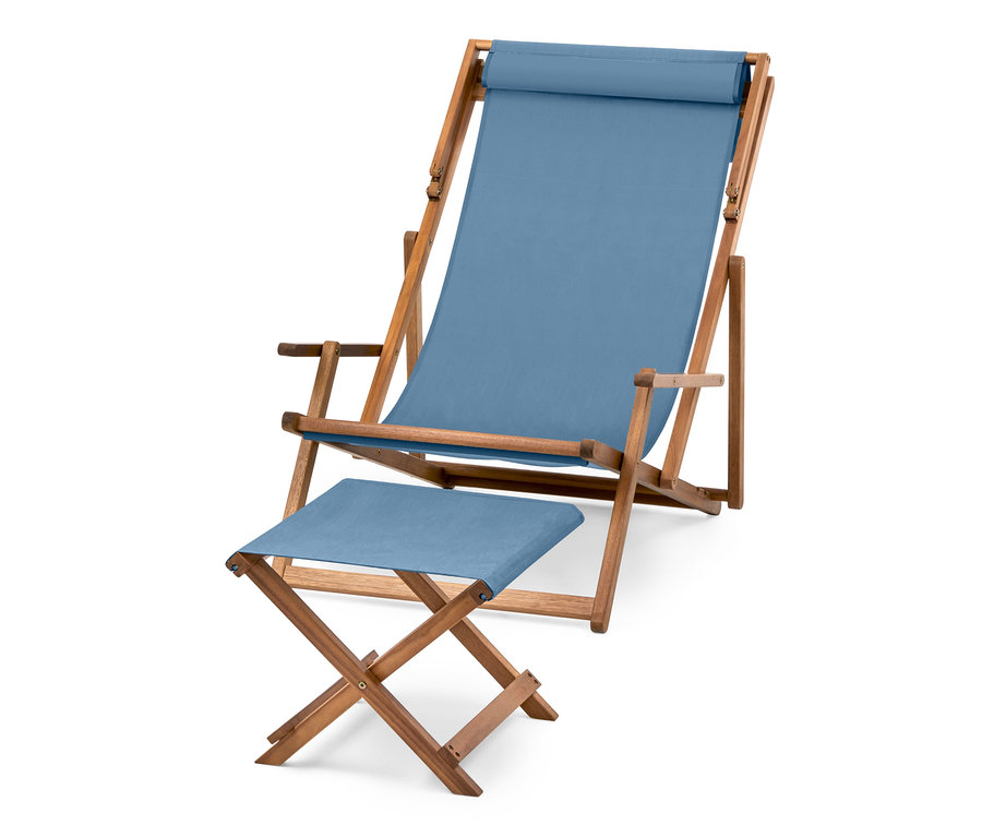 Güneşliği ve ayaklıklı mavi şezlong.