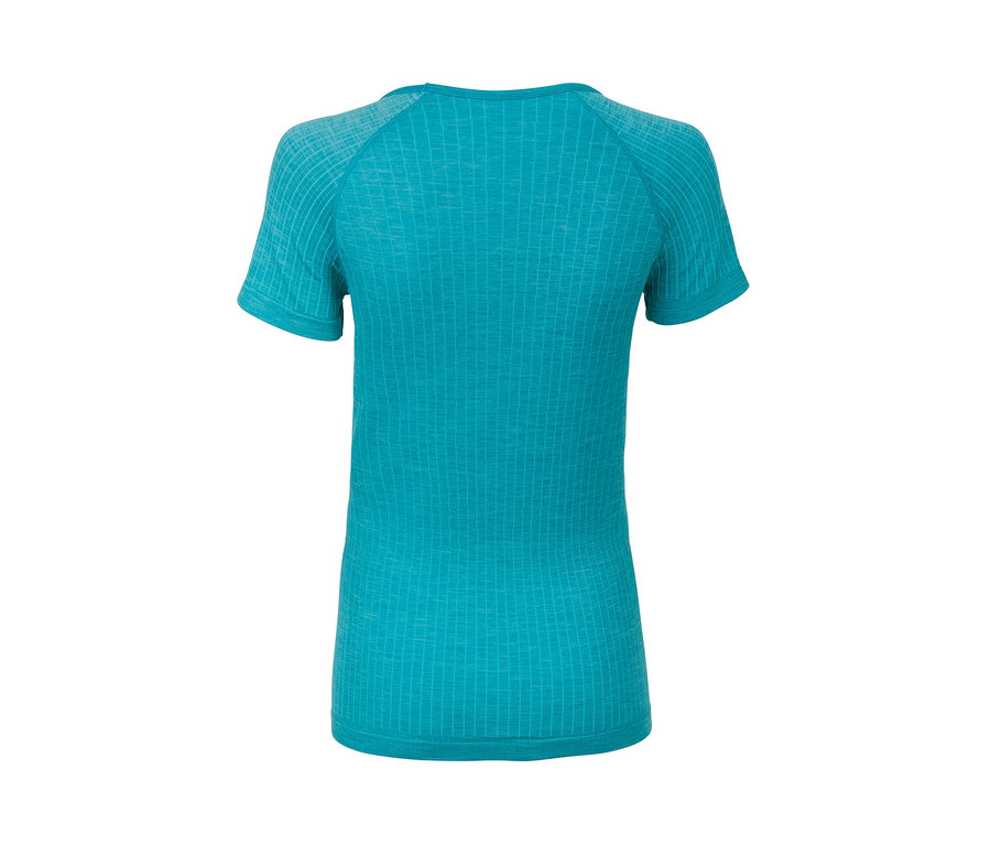 Turkuaz dikişsiz fonksiyonel tişörtün yakın çekimi.