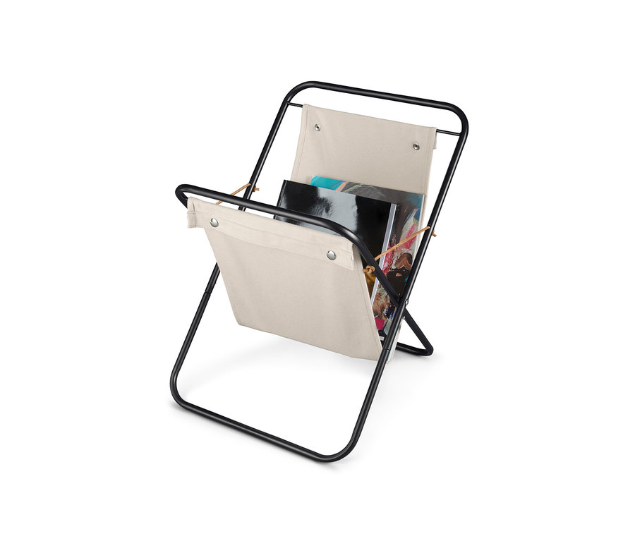 Bej kumaşlı siyah metal dergilik.