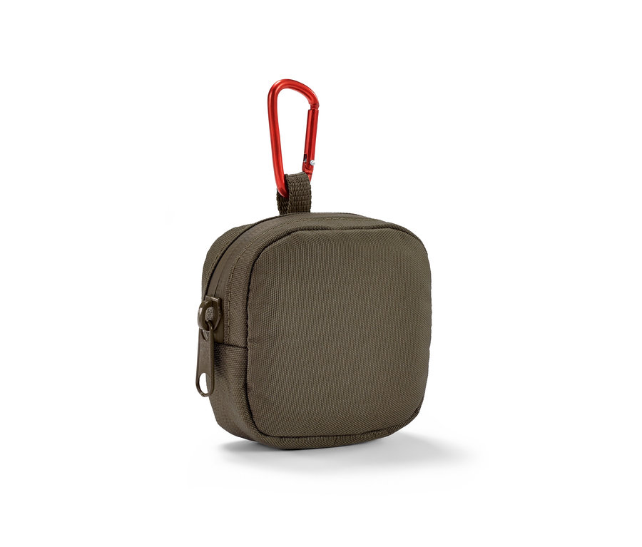 Kapalı, zeytin yeşili renginde, kırmızı karabinalı izolasyonlu çok amaçlı çanta