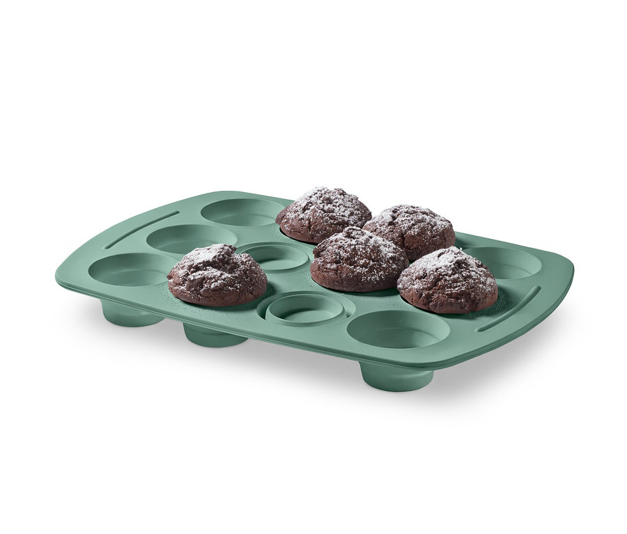 Silikon Muffin Kalıbı içinde pudra şekerli altı adet muffin.