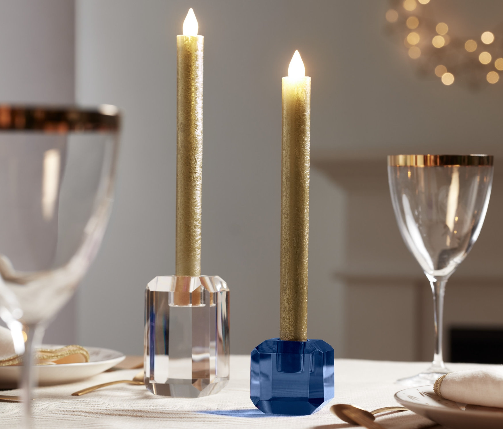 İki adet mat altın rengi LED'li gerçek mum bir masa üzerinde duruyor.