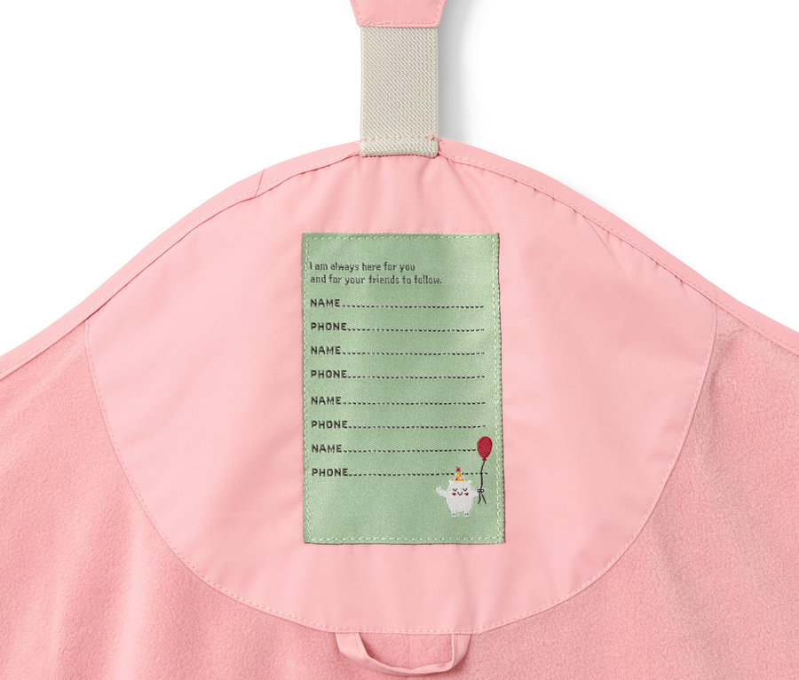 İsim etiketi olan pembe termal yağmur pantolonunun detayı.