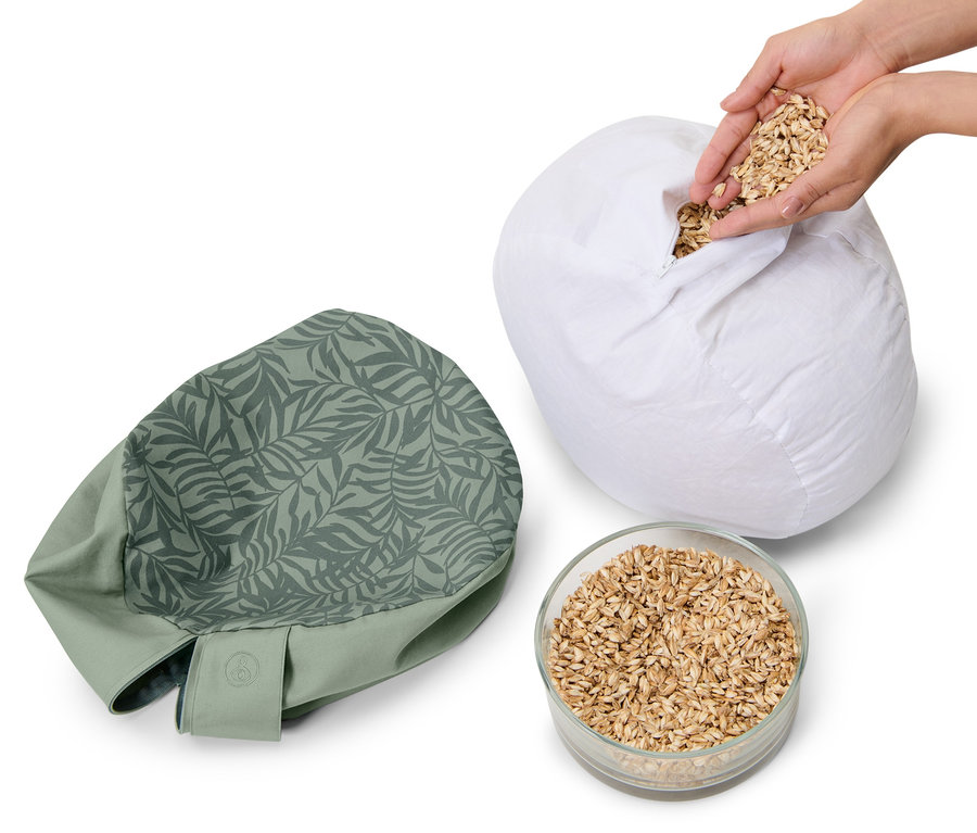 Kadın meditasyon minderini dolduruyor.