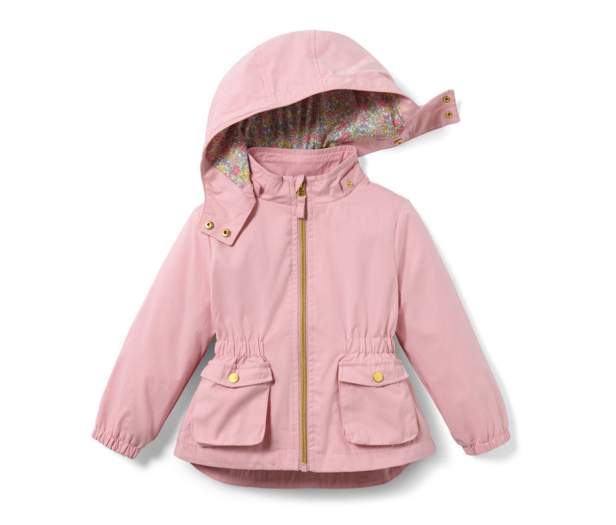 Çiçek desenli kapüşon astarı ve altın fermuarı olan pembe Küçük Çocuk Parkası.