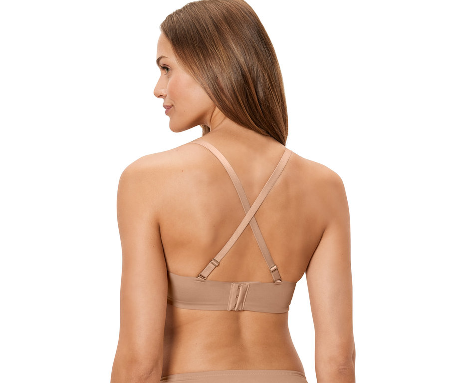 Arkadan, askıları arkada çaprazlanmış ten rengi Çok Stilli Sütyen giyen bir kadın.