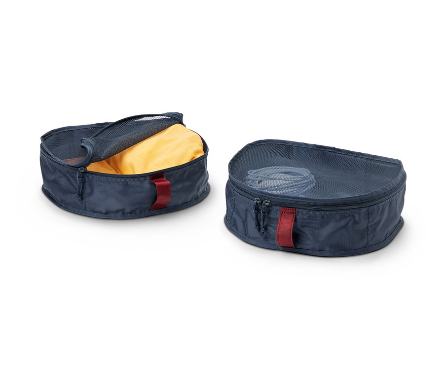 İki adet sırt çantası düzenleyici, biri açık sarı içerikli, diğeri kapalı içinde ipler var.