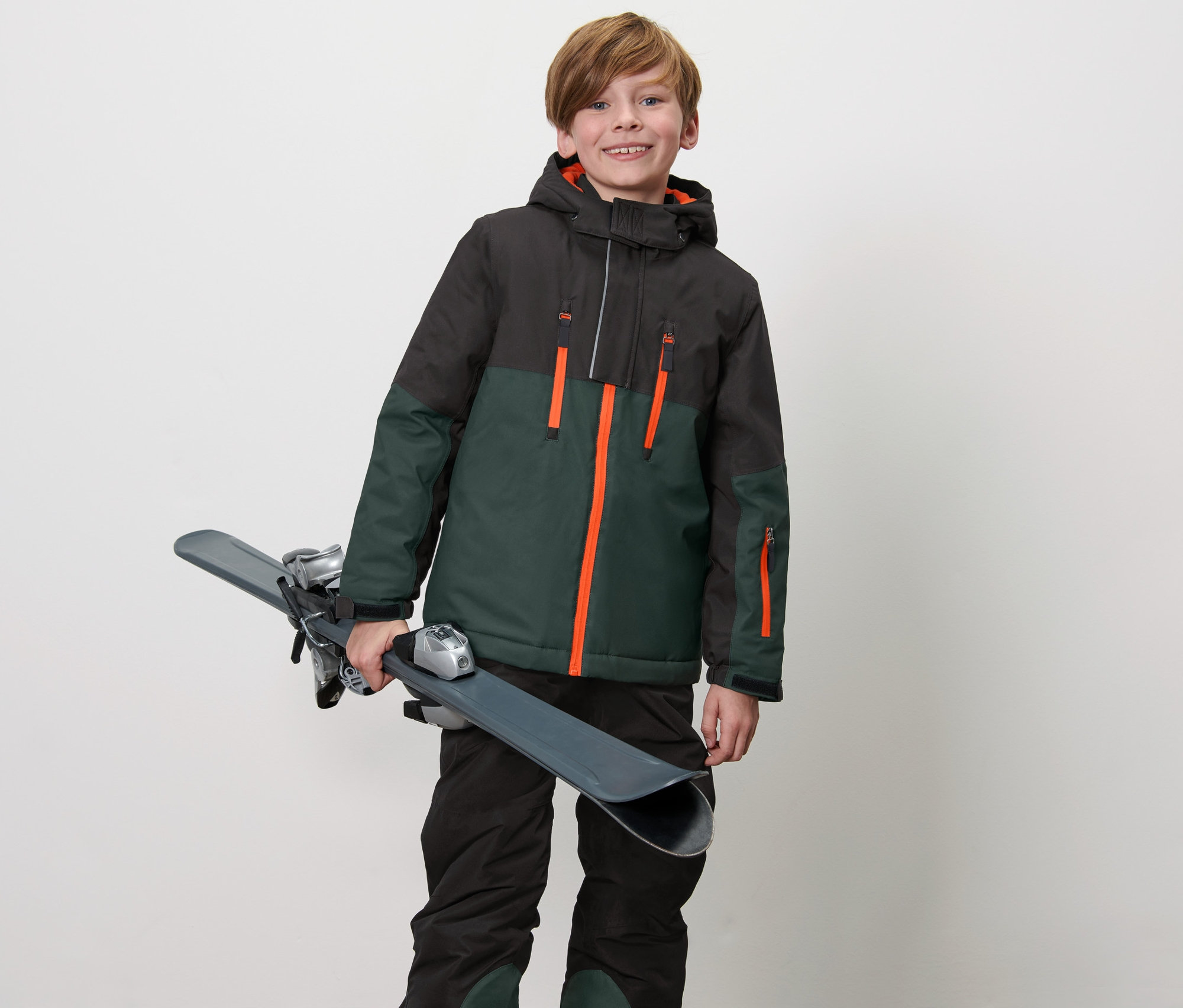 Çocuk kayak tutuyor ve Çocuk Kayak Montu giyiyor.