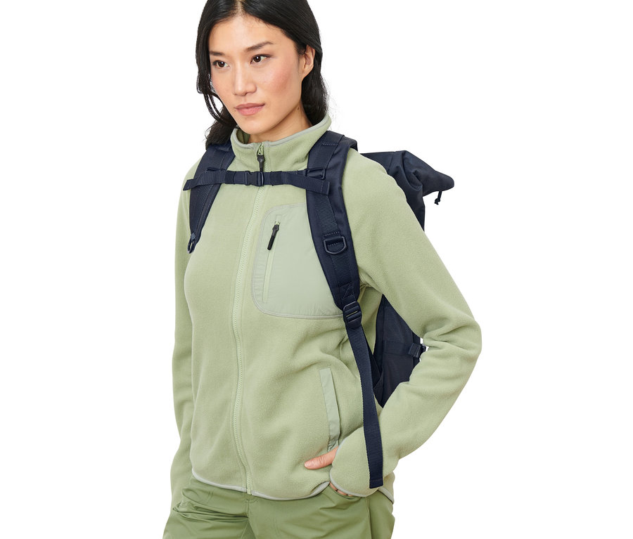 Sırtında Outdoor Sırt Çantası olan kadın