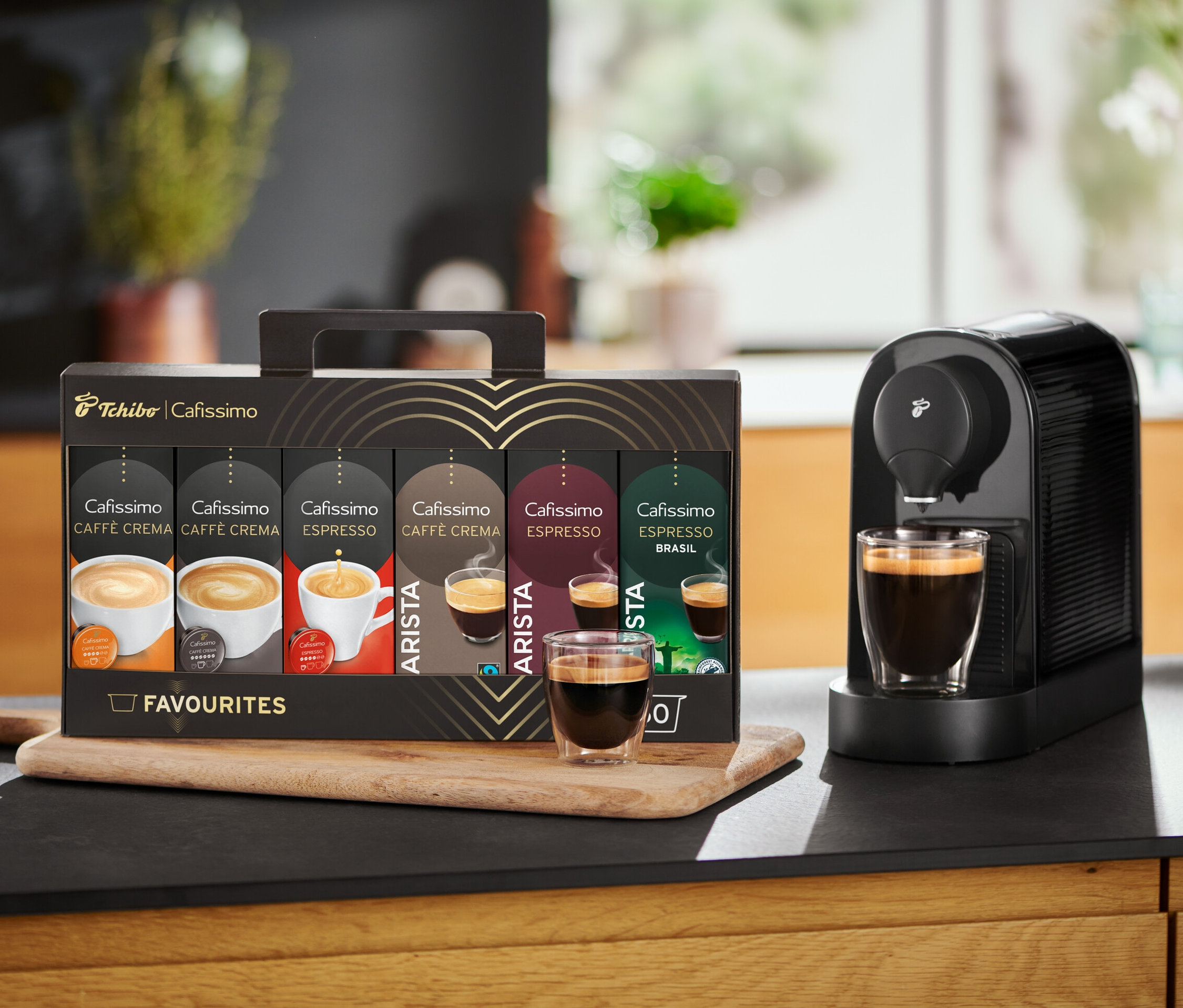 Bir kahve makinesi ve bir fincan ile Cafissimo Favourites Collection paketi.