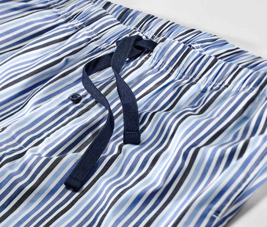 Mavi ve beyaz çizgili, büzgülü şortlu pijama detayı.