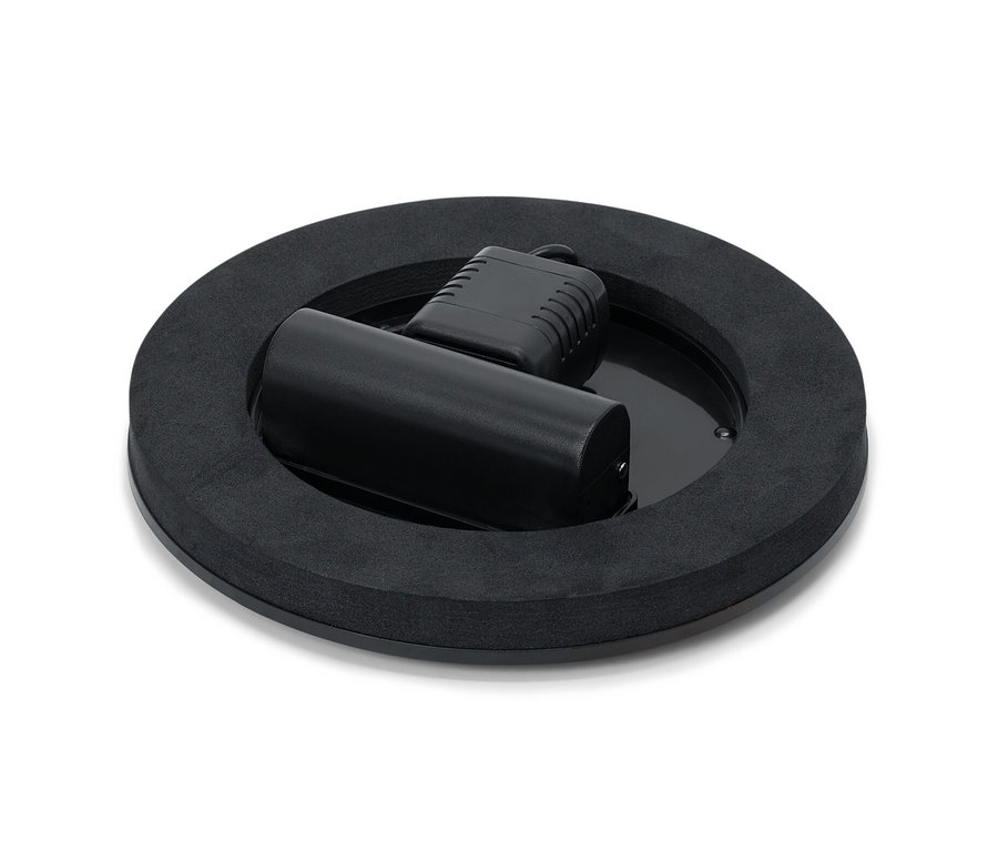 Işıklı, siyah, yüzen güneş enerjili fıskiye.