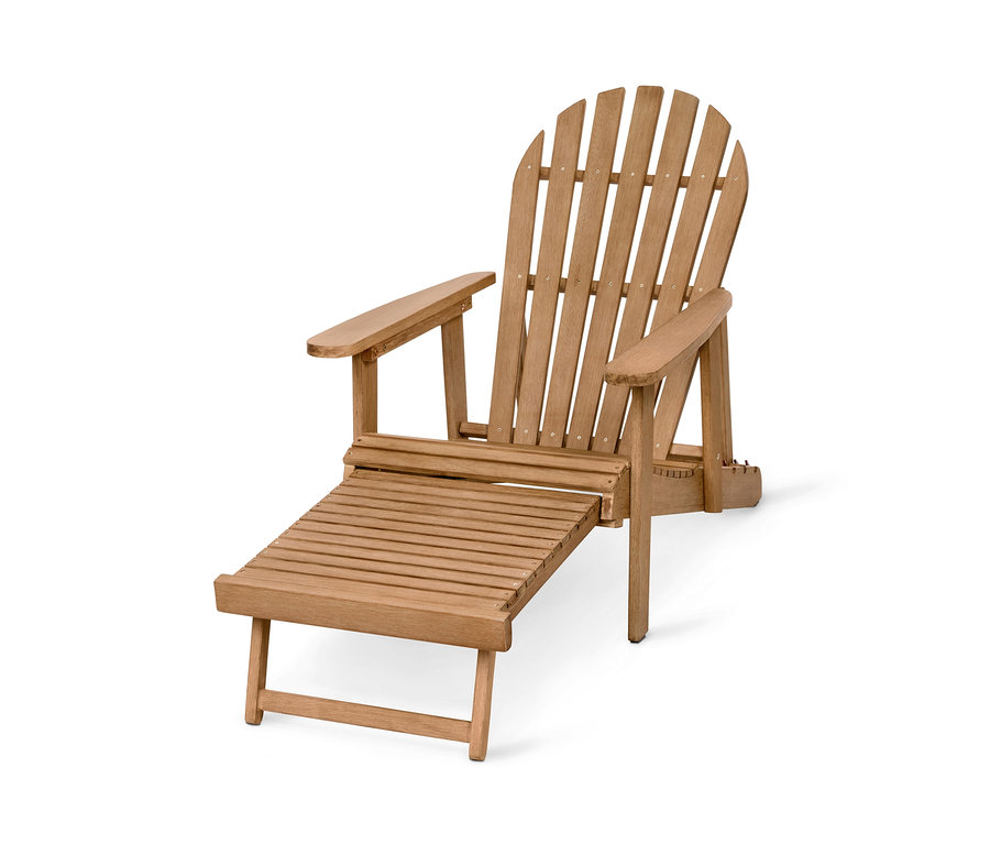 Beyaz arka planda doğal renkli, uzatılabilir ayaklıklı bir Adirondack bahçe sandalyesi.
