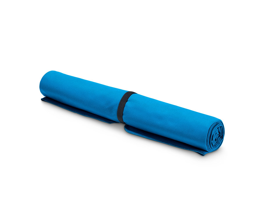 Siyah lastik bantla sabitlenmiş, yaklaşık 70 x 140 cm boyutlarında, rulo yapılmış mavi renkli Outdoor El Havlusu.