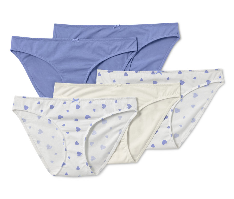 Beş adet slip külot: iki açık mavi, bir krem rengi ve iki adet mavi kalpli beyaz.