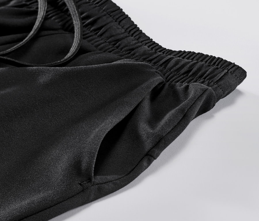 Fonksiyonel termal pantolonun yakın çekimi.