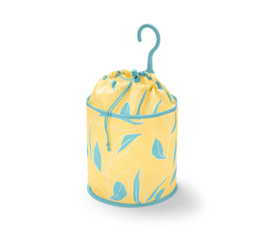 Mavi ve beyaz yaprakları ve mavi kancası olan sarı mandal torbası.