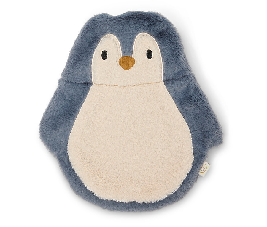 Beyaz bir arka plan üzerinde penguen şeklinde bir sıcak su torbası.
